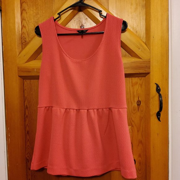Daisy Fuentes Salmon Sleeveless Peplum Top - Picture 1 of 4